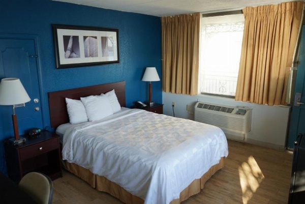 Airport Waterfront Inn image 8