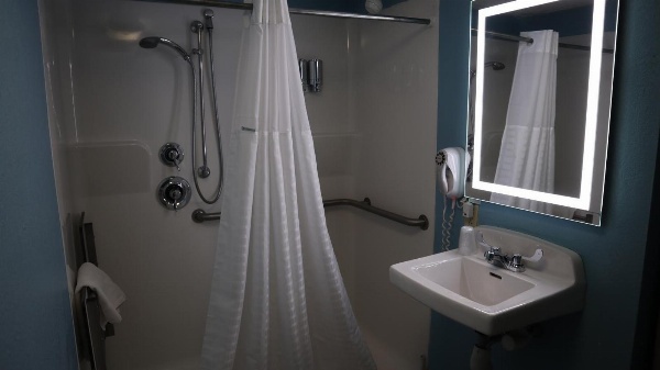 Airport Waterfront Inn image 5