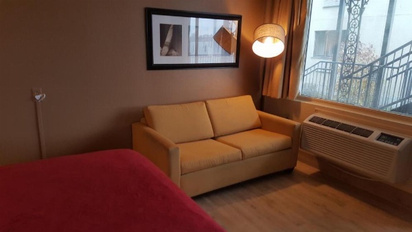 Airport Waterfront Inn image 6